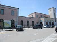 ペーザロ駅。駅を背にして右側がバスターミナル。