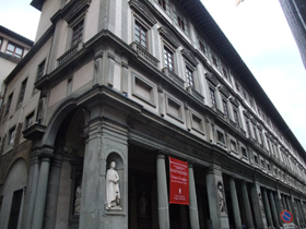 ウフィッツィ美術館。コジモ１世の依頼でヴァザーリが設計。コの字型の意外と地味な建物。