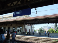 イタリア国鉄の駅は、みんなこういう青い看板でした。