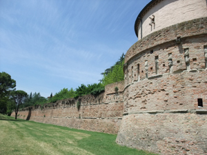 イモラやシニガリア、ペーザロ、ナポリの城塞と比べると、とても広く大きい