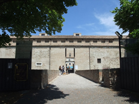 城塞入り口をマッテオッティ広場（Piazzale Matteotti）から。