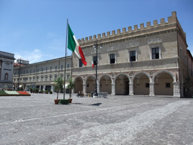ポポロ広場とトゥカーレ宮殿。左端の建物は郵便局です。