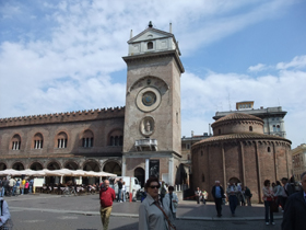 右の円柱型の小さな建物が、サン・ロレンツォ聖堂