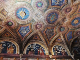 天井のリュネット。この部屋もピントリッキオではなく、アントニオ・ダ・ヴィテルボ、もしくはティベリオ・ダッシジの手による。
