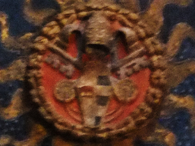 天井のアレクサンデル６世の紋。画像が粗くてすみません･･･。