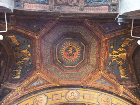 天井中央にある紋（逆さまに見えています）と金の漆喰細工の牛。