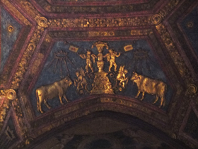 左の写真の両端に見える金のインプレーザ（Impresa）のアップ。豪華なボルジアの牡牛。