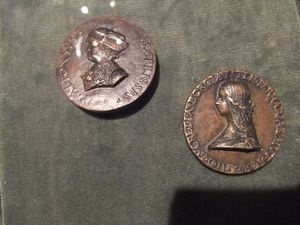 ルクレツィアのメダル（右）左上はアルフォンソ（多分）.jpg