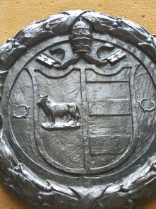 チェーザレの胸像にある紋章。