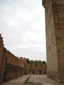チェーザレが幽閉されていた塔とその下の外壁。