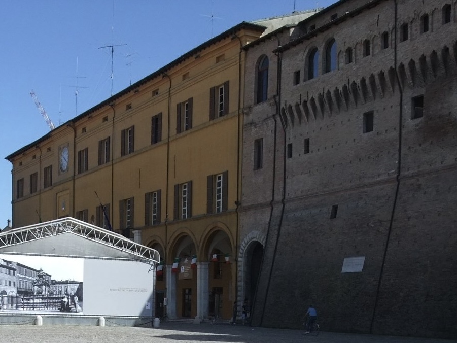 マシーニの噴水(Fontana Masini)が修復中。
