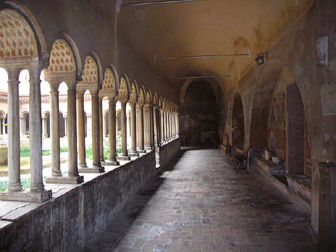 教会奥にある中庭の回廊（キオストロ　Chiostro）。ファイルの作者＝Lalupa
