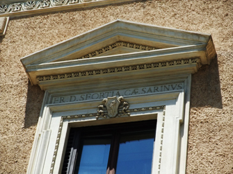 窓部分。スフォルツァ、チェザリーニの文字がわかる。