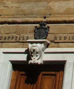 メディチ家紋章、フィレンツェ、メディチ家礼拝堂入口。