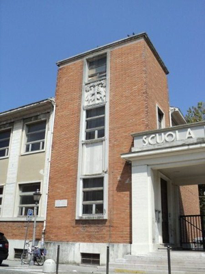 現在は小学校になっているベルナルディーノ邸。左下に見える四角がシニガリア事件を説明するプレート。