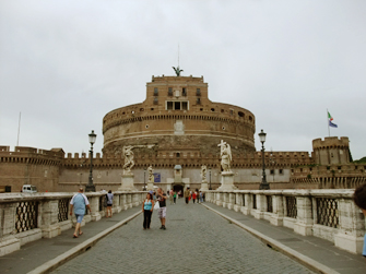 サンタンジェロ橋から見たカステル・サンタンジェロ（Castel Sant'Angelo）