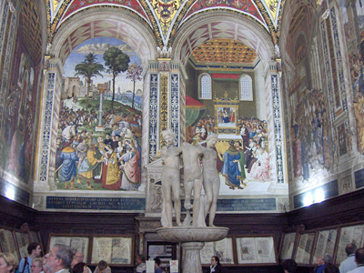 ピッコローミニ図書館。正面右側がカリストゥスがピッコローミニに枢機卿の帽子を渡している絵。