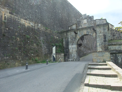 巡礼者の順路にもなっている城門。1553年に建設。Portal de Francia。