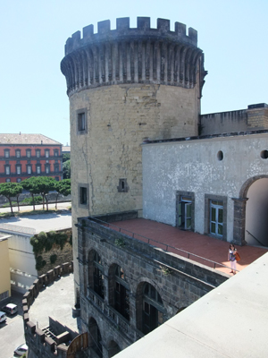 カステル・ヌォーヴォ、海側の塔「金の塔」（Torre dell'Oro）。