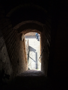 城塞内から城壁部分へ下りる階段。