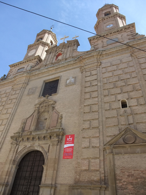 サン・ミゲル教会。四角の窓の両脇に、線対称の紋章。
