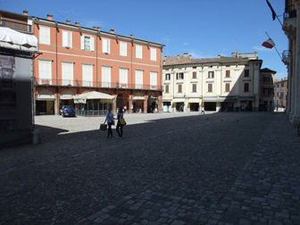 広場中央から、ツェッフィリーノ通り（Via Zaffirino）側を見たアングル。