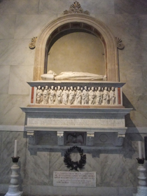 皇帝ハインリヒ７世の墓。