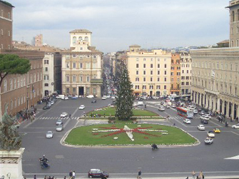 ヴィットリオ・エマヌエーレ２世の祈念堂から見たヴェネツィア広場と奥のコルソ通り。