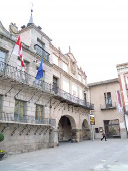 マヨル・スペイン広場の隅にある王宮入口。小さくて目立ちません。左端は市庁舎。