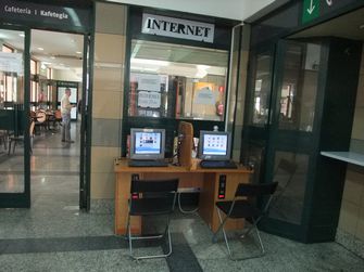 パンプローナ駅のインターネットコーナー。
