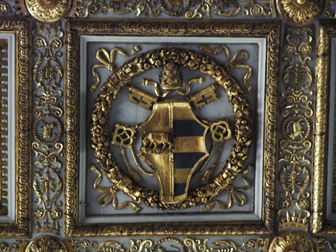 天井のアレクサンデル６世の紋。