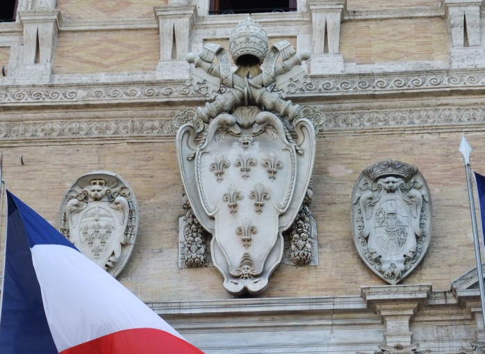 ファルネーゼ家紋章、ローマ、ファルネーゼ宮正面ファサード。中央は教皇冠があるので、パウルス3世ことジュリアの兄アレッサンドロの紋。