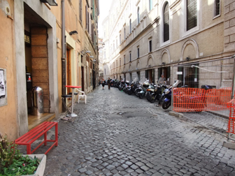 ペッレグリーノ通り。右の建物はカンチェレッリア宮。