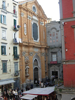 サン・ロレンツォ・マッジョーレ教会。ガエターノ広場東側に建つ。