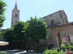 ラファエッロ通りを下りながら見える教会。