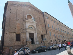 教会前にはオベリスク（Obelisco egiziano）があります。