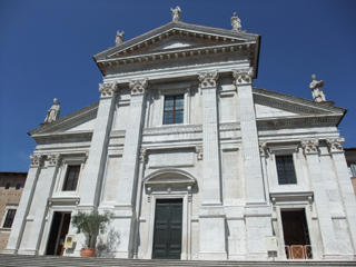 向かって左の広場側に、地下へ入る入り口があります。（有料）