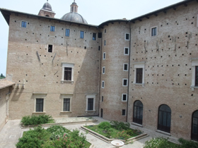 ２階から中庭のひとつを撮ったもの。