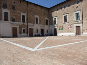 ドゥオーモとの間にあるフェデリーコ広場に入り口はあります。