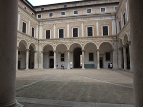 入って右手がチケット売り場。左手が建物への入り口