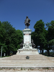 周りに様々な人々の胸像も建てられています。