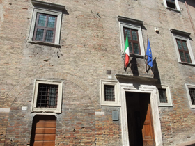 ラファエロ通りを上っていくと、左手にあります。