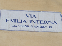 「内エミーリア通り」とでも言うのでしょうか？「内堀通り」みたいな？