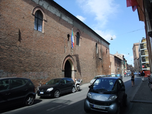この館の前の通りはサヴォナローラ通りです。