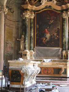 修道院内の礼拝堂。写真は改築途中にあります。