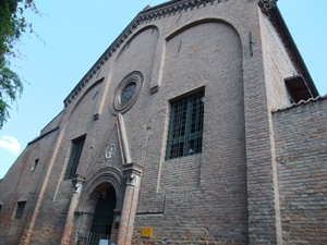 正面側。ドアを入るとまず礼拝堂（下の写真）があり、その奥に墓所があります