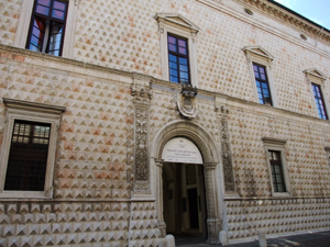 マンテーニャなどフェラーラ出身の画家の作品が充実、だそうです。