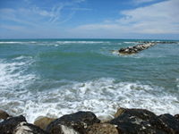 アドリア海。駅から、街をつっきった先にあります。