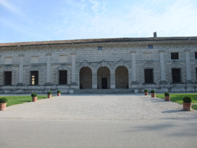 正面。低層で横に長い建物