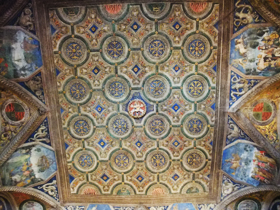 この部屋の装飾は、ピントリッキオではなく、アントニオ・ダ・ヴィテルボ。真ん中にアレクサンデルの紋が。